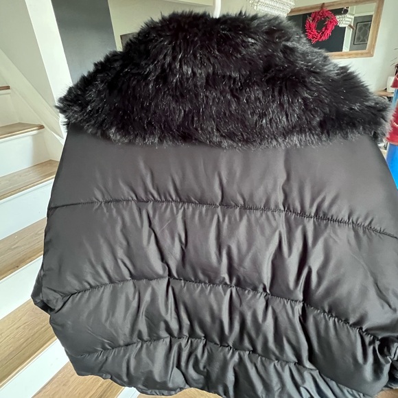 Abercrombie & Fitch Black Women's mini Puffer Jacket with Faux Fur Collar - Picture 4 of 4